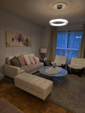 Cozy House-Downtown Mississauga